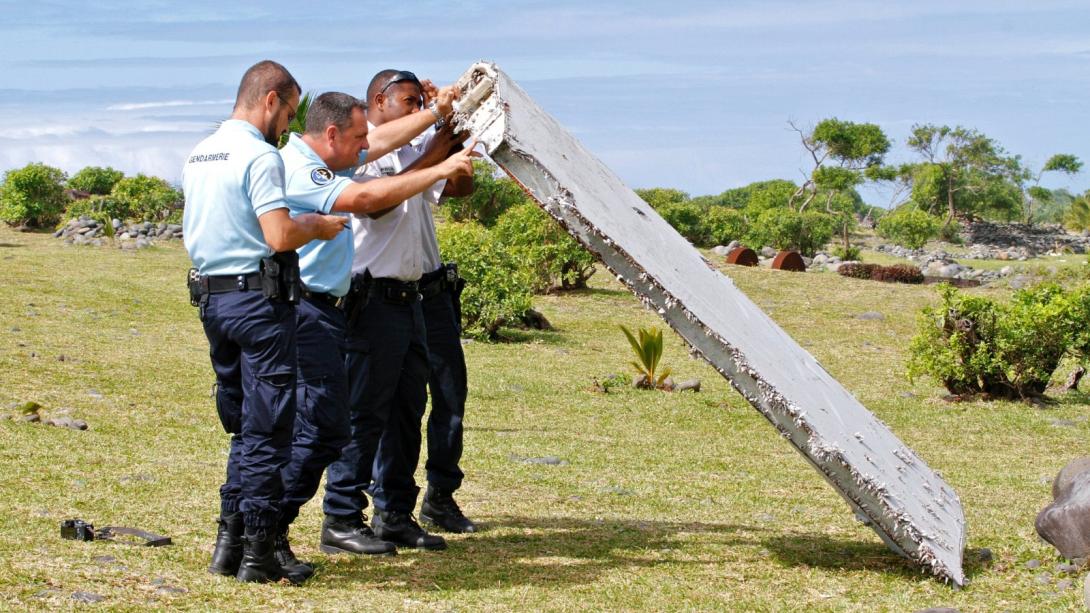 150731083558-mh370-lifting-wreckage-full-169.jpg
