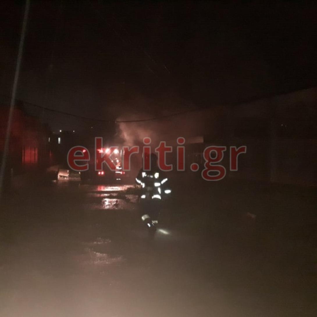 Οι πυροσβέστες έδωσαν μάχη με τις φλόγες.