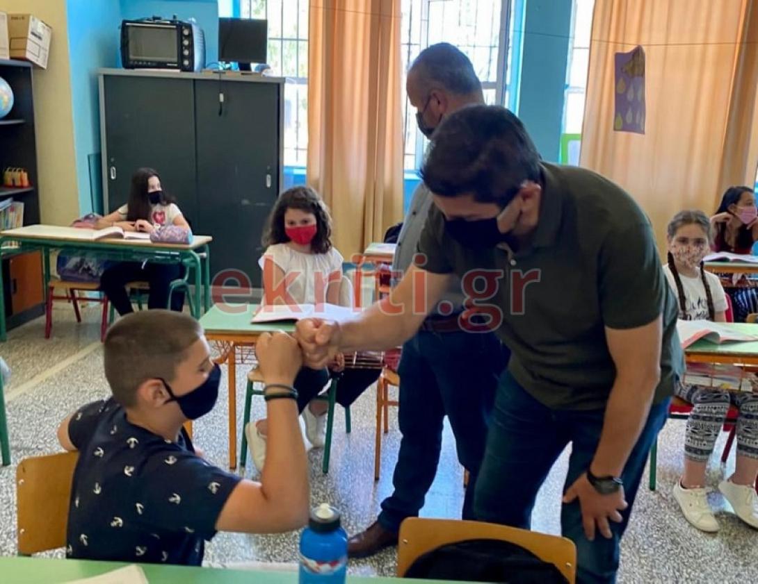 Ο Λευτέρης Αυγενάκης &quot;χαιρετά&quot; μικρό μαθητή, όπως επιβάλλει η πανδημία