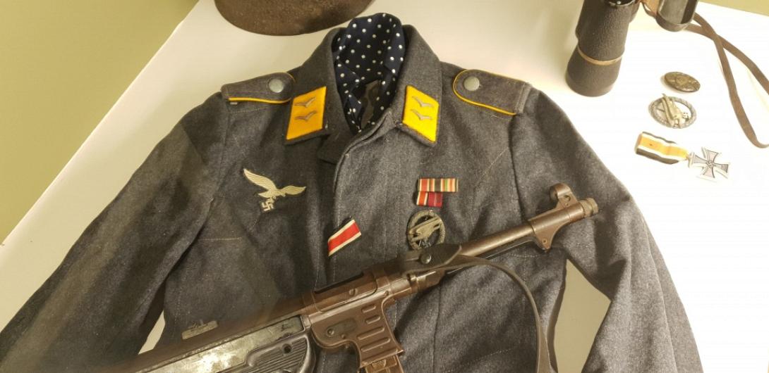 Μάχη της Κρήτης. Χιτώνιο και εξοπλισμός Γερμανού Αλεξιπτωτιστή.