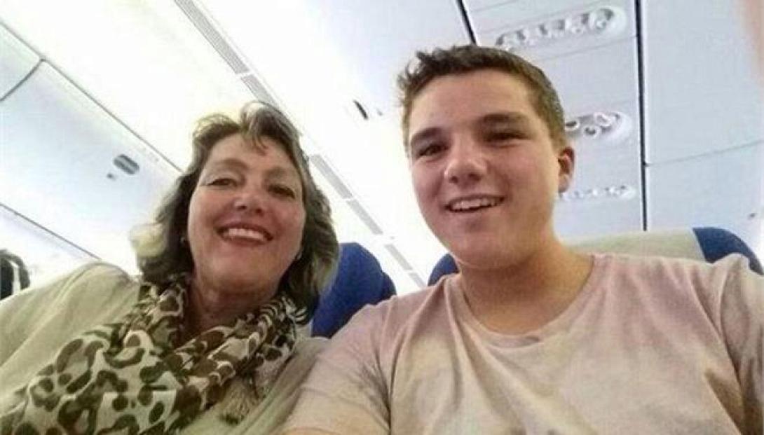 Συγκλονιστική selfie μητέρας και γιου μέσα στο μοιραίο αεροσκάφος λίγο πριν την απογείωση