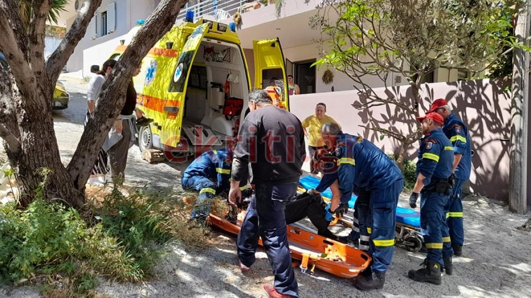 Πυροσβέστες μεταφέρουν τον ηλικιωμένο