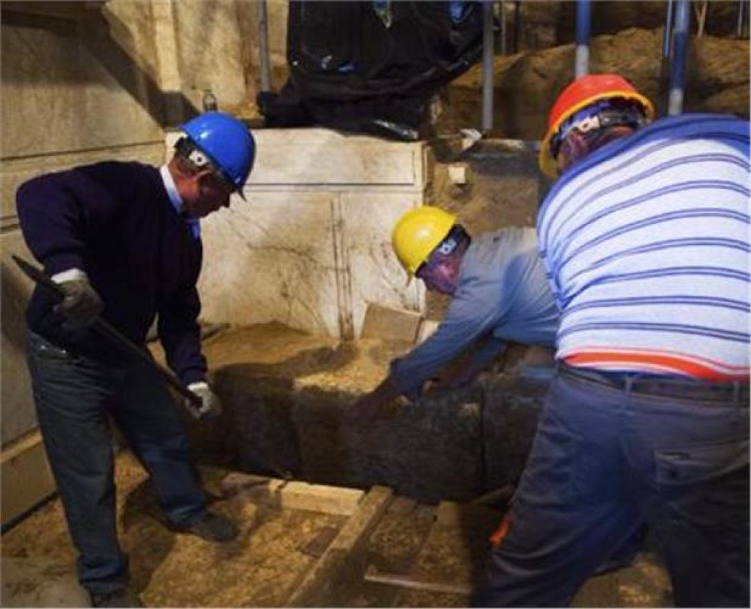 Οι καρυάτιδες σε ύψος 3,67 μέτρων - Αποκαλύφθηκαν τα βάθρα (φωτογραφίες)