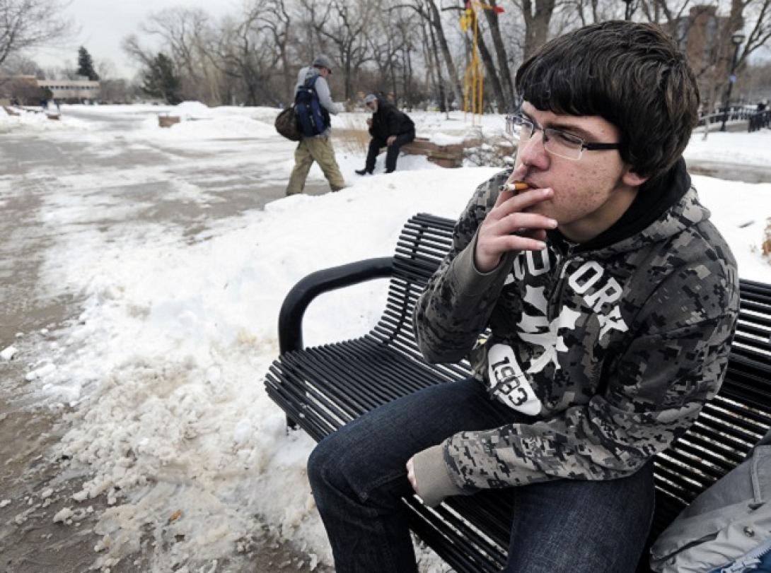 Άνδρας καπνίζει έξω στο κρύο.jpg