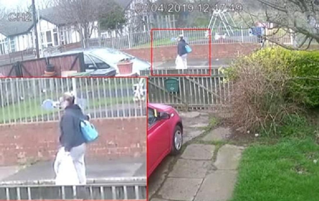 γυναικα στο δρομο με το κομμενο κεφαλι της μητερας της σε σακούλα