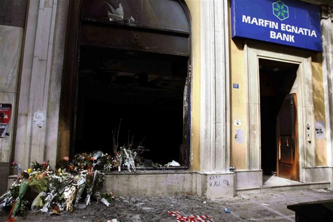 Στο εδώλιο δύο κατηγορούμενοι για τον εμπρησμό σε Marfin και Ιανό