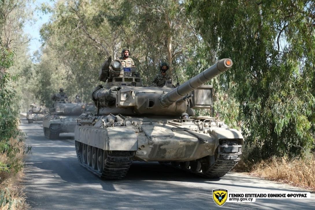 Κίνηση αρμάτων μάχης ΑΜΧ-30 της Εθνικής Φρουράς.