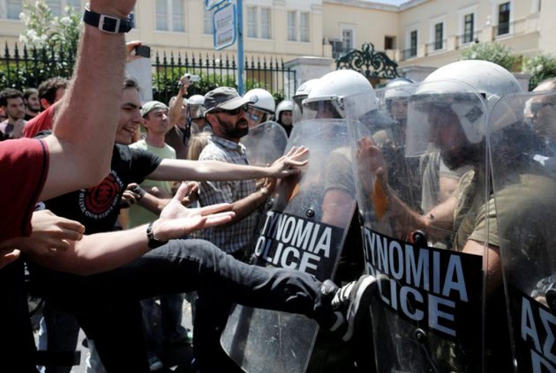 Επεισόδια έξω από το Οικονομικό Πανεπιστήμιο Αθηνών