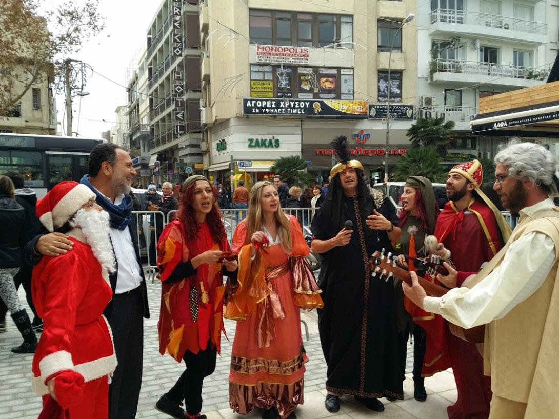 Τα κάλαντα στους Ηρακλειώτες έψαλε το μεσημέρι ο Γιάννης Κουράκης
