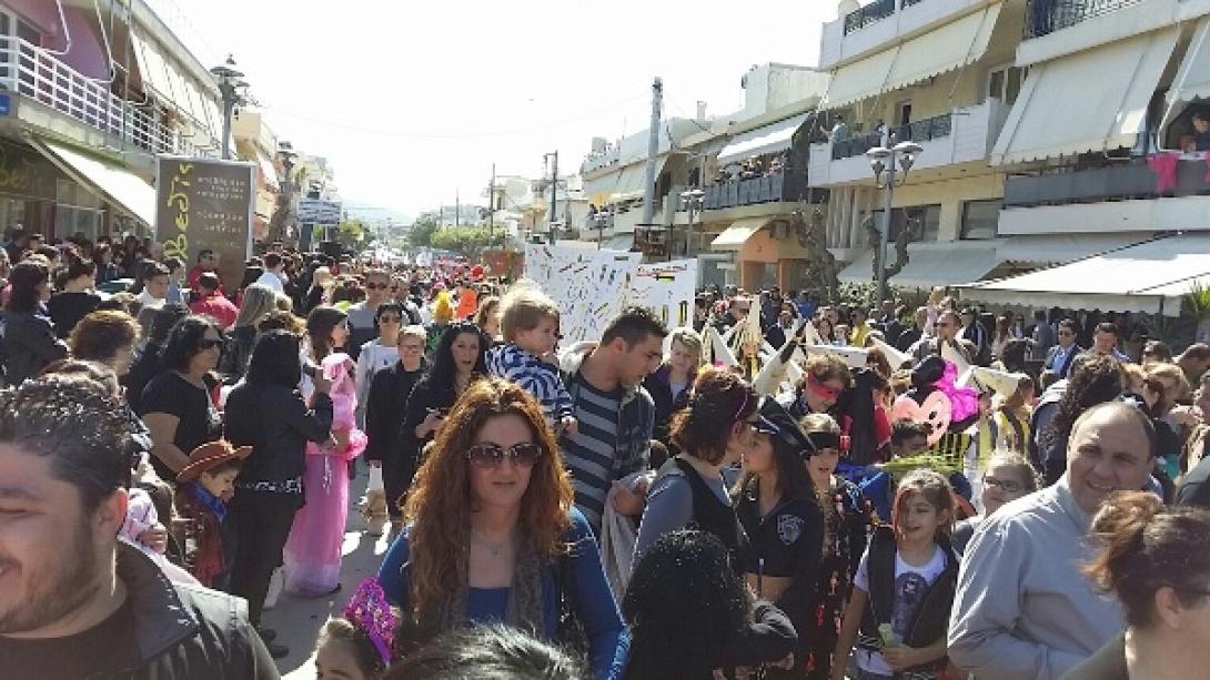Πλήθος κόσμου ξεφάντωσε στο Καρναβάλι της Νέας Αλικαρνασσού