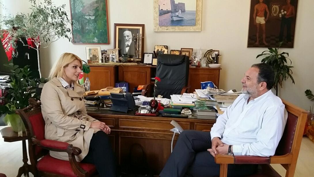 Στο δήμαρχο Ηρακλείου, η υποψήφια ευρωβουλευτής της Ελιάς Βίκυ Μάτσικα