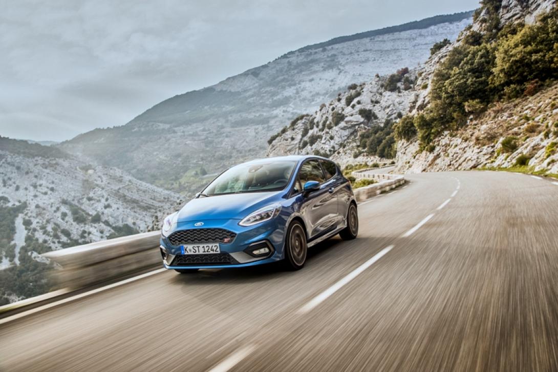 2018fordfiestast_performanceblue_04_1.jpg