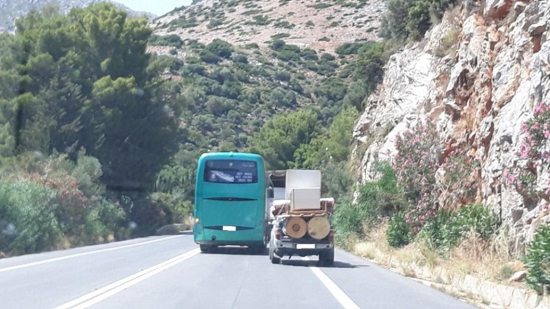 Επικίνδυνη προσπέραση στο δρόμο - καρμανιόλα