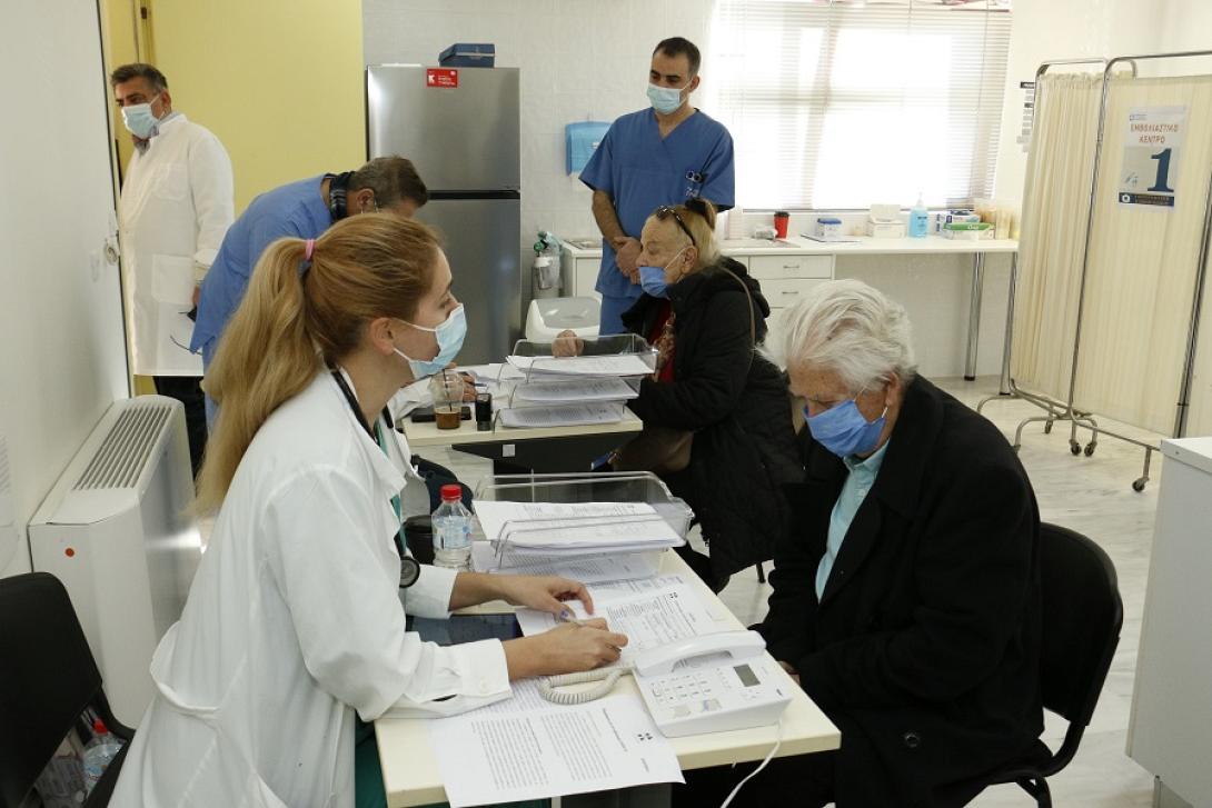 Πρώτη μέρα εμβολιασμών στο ΚΥ Εσταυρωμένου