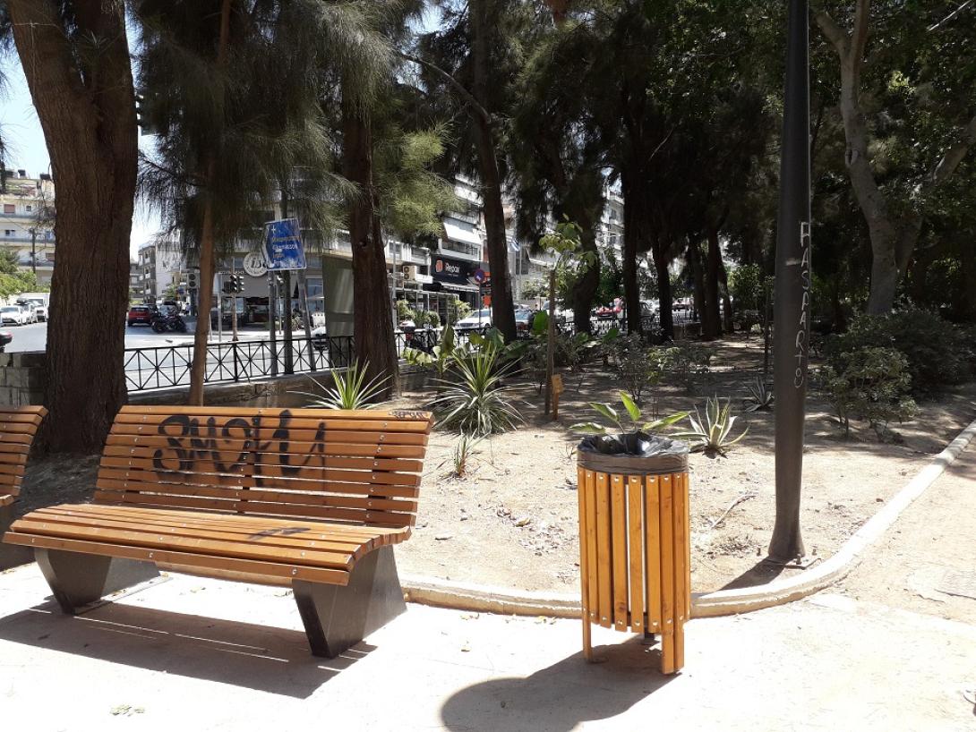 Πάρκο Γεωργιάδη, Γκράφιτι σε παγκάκι και κολώνα φωτισμού.