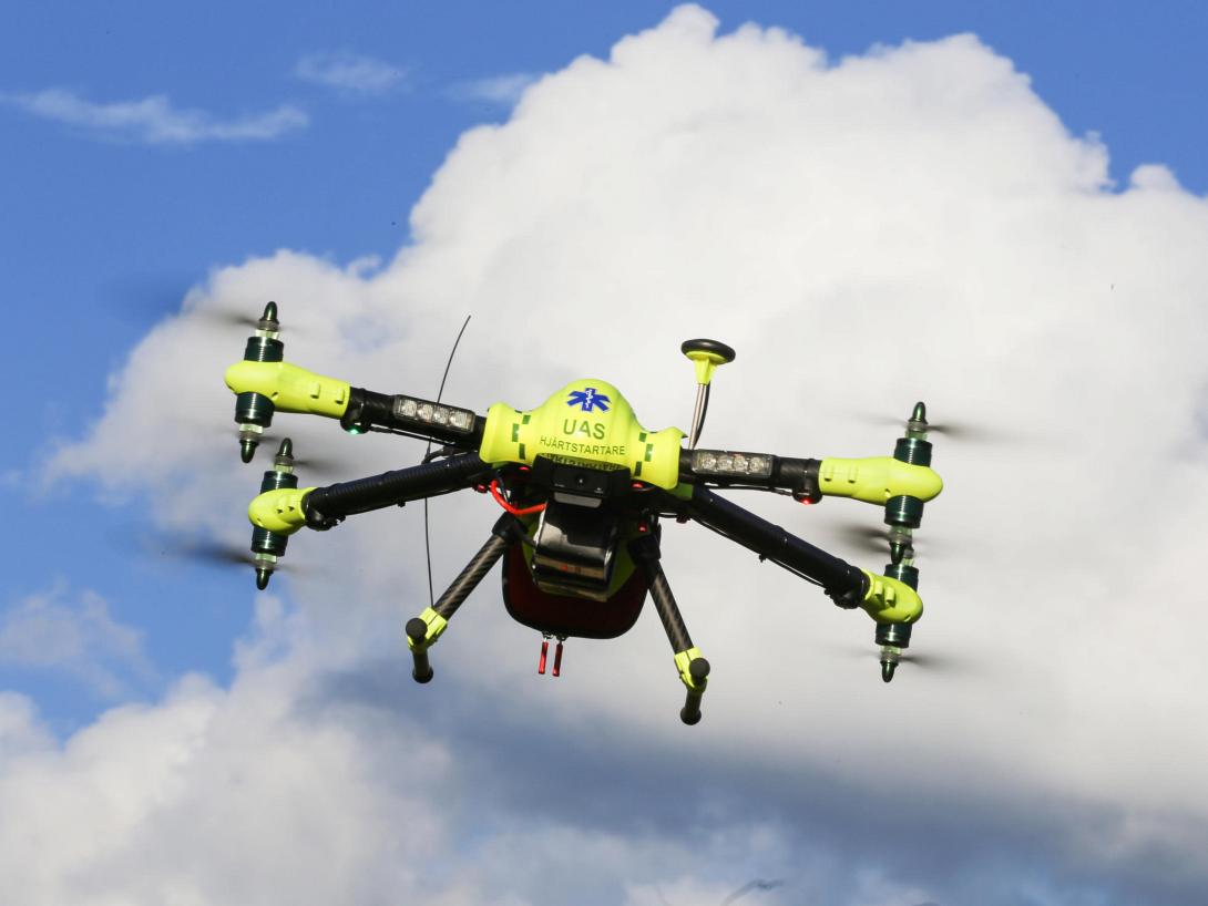 Drone με απινιδωτή
