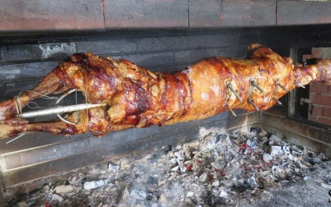 σουβλισμα αρνι πασχα