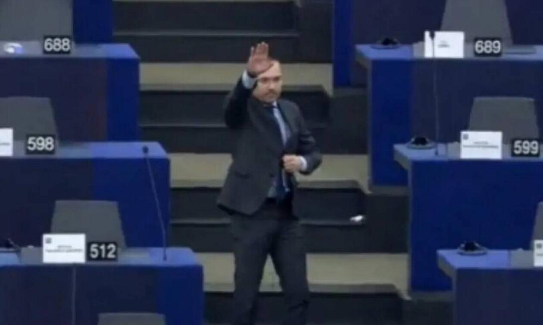 σάλος έχει προκληθεί με τον Βούλγαρο βουλευτή που χαιρέτισε ναζιστικά 