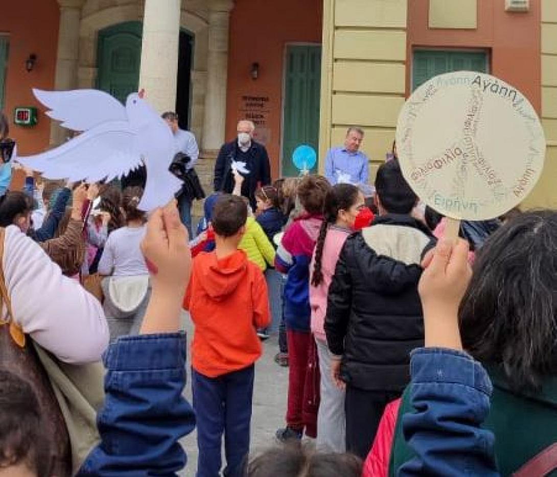 Ηχηρό μήνυμα ειρήνης από τους μαθητές του 8ου Πειραματικού Δημοτικού Σχολείου