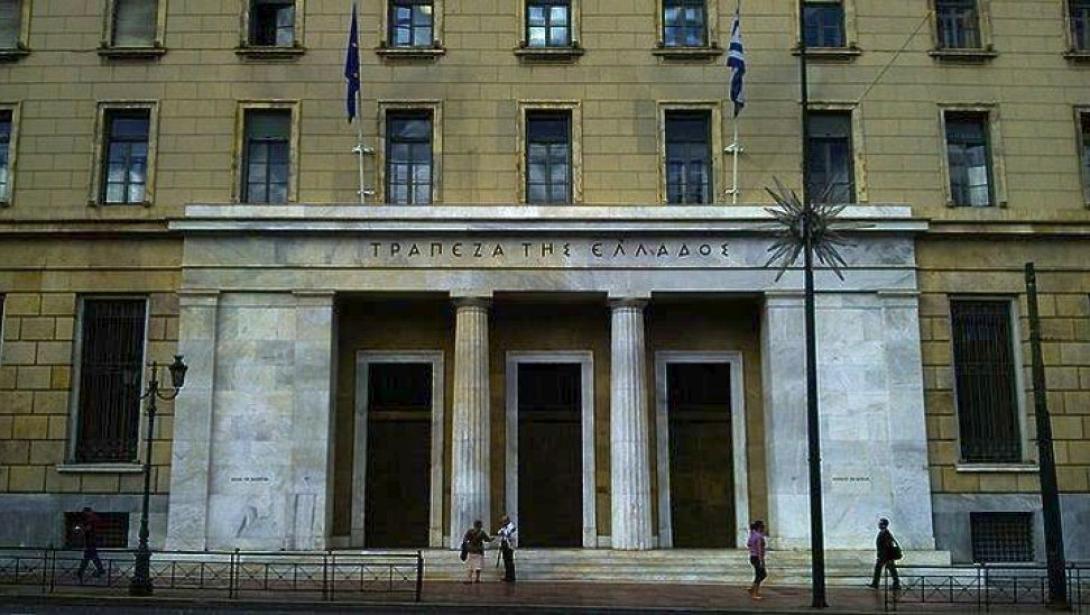 Μείωση καταθέσεων και αύξηση δανείων 