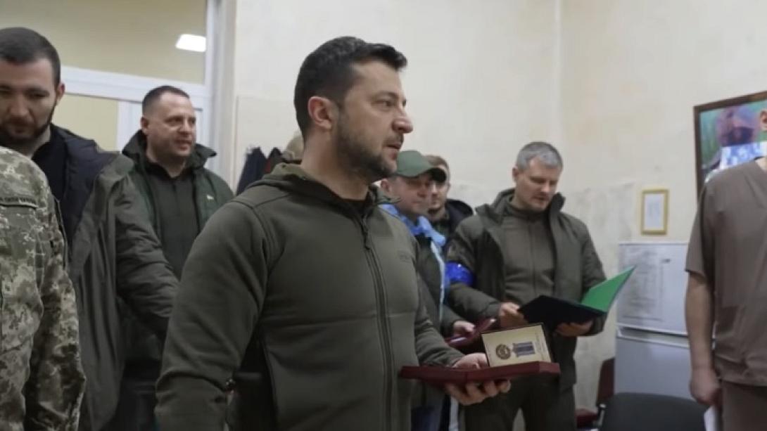 Ο Ζελένσκι επισκέφθηκε τραυματίες μαχητές σε πολεμικό νοσοκομείο