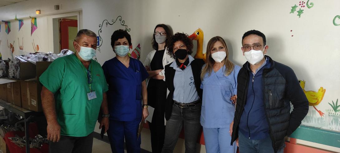 ΠΑΓΝΗ: Λαμπάδες και Πασχαλινά αυγά στα παιδιά που νοσηλεύονται