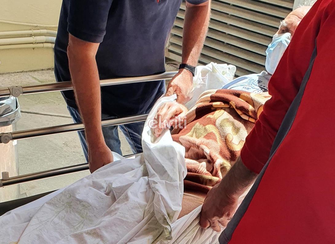 Μετέφεραν τον ηλικιωμένο στην καρότσα του αγροτικού...