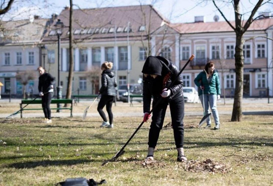 Ουκρανοί πρόσφυγες καθαρίζουν πάρκα και λίμνες ως ένδειξη ευγνωμοσύνης για την φιλοξενία τους  