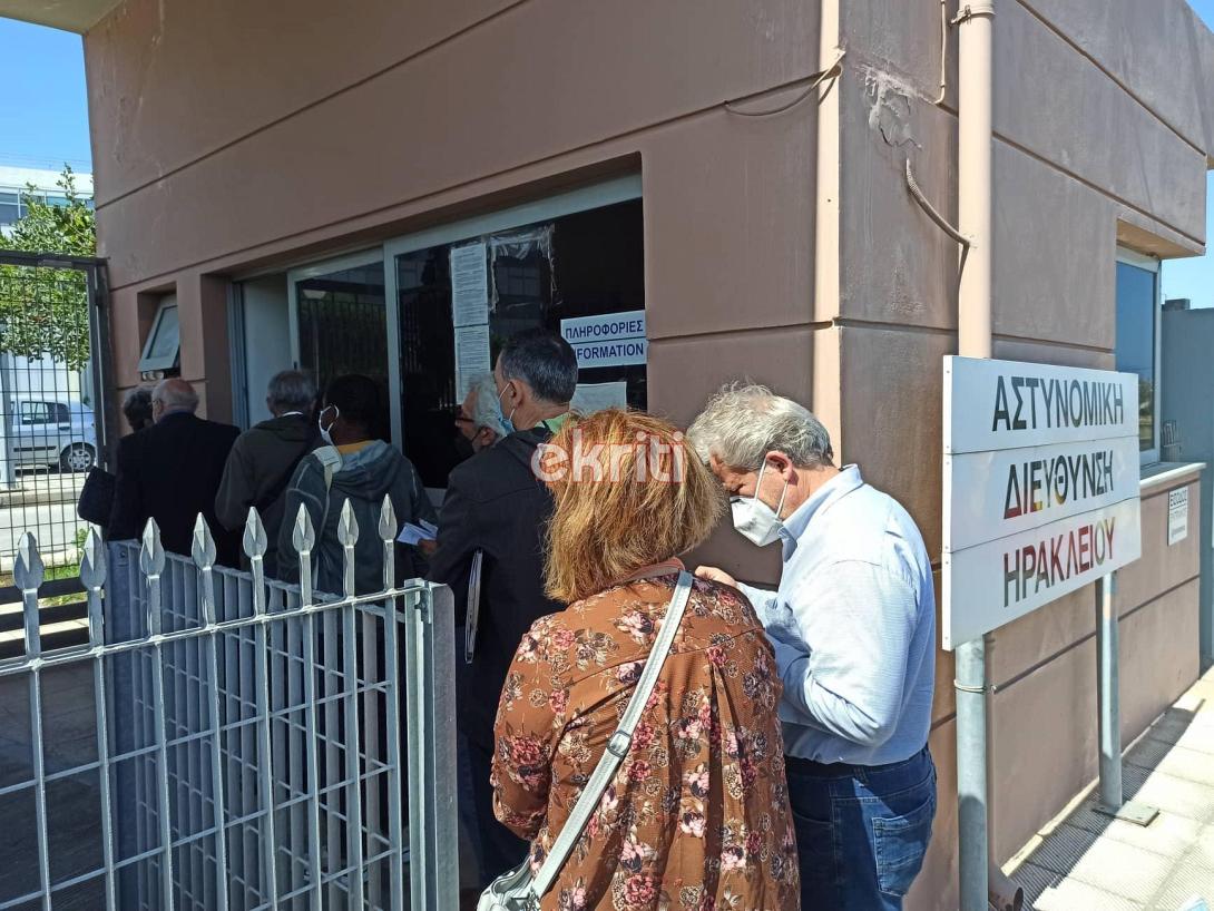 Ηράκλειο: Ουρά ταλαιπωρίας στο Αστυνομικό Μέγαρο