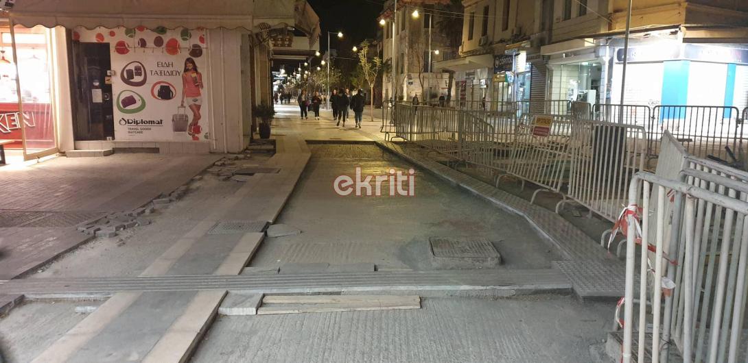 Σταμάτησαν τα έργα ανάπλασης στο κέντρο γιατί τελείωσαν οι ...πλάκες