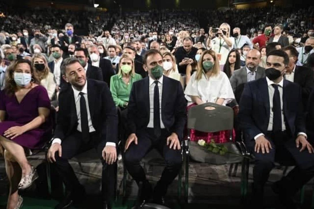 Μία άδεια καρέκλα και ένα τριαντάφυλλο στη μνήμη της Φώφης