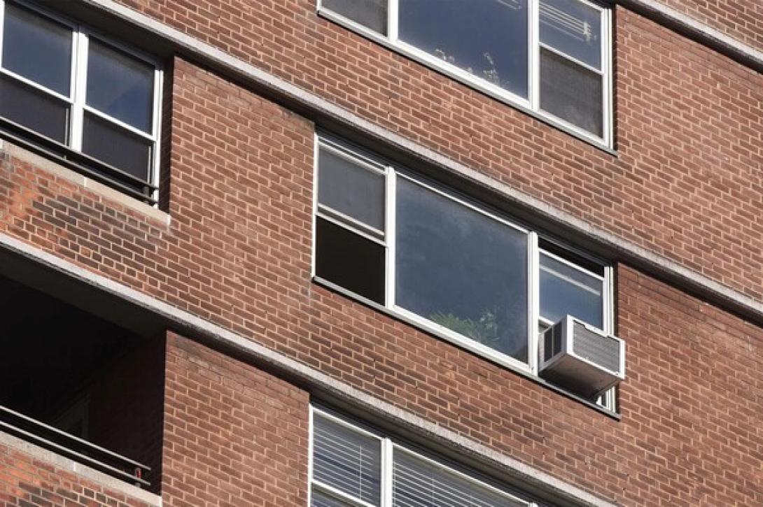 Άνδρας έριξε δύο σκύλους και μία γάτα από τον 14ο όροφο 