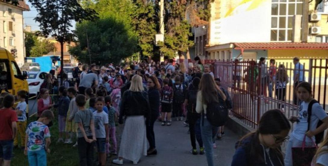 Εκκενώθηκαν δεκάδες σχολεία στο Βελιγράδι 