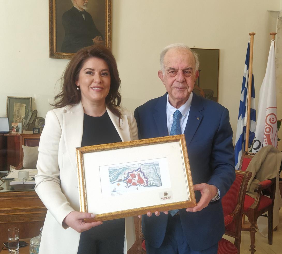 ΛΑΜΠΡΙΝΟΣ ΠΡΕΣΒΗΣ ΑΛΒΑΝΙΑΣ