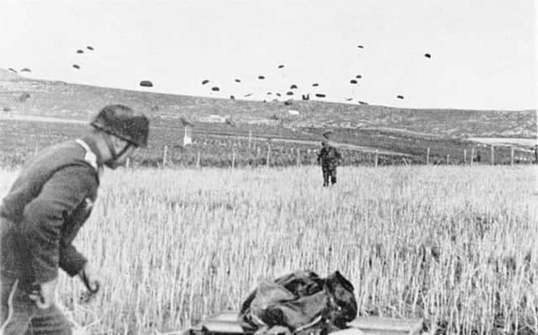 Σαν σήμερα, το 1941 ξεκίνησε η Μάχη της Κρήτης, όταν επίλεκτοι Γερρμανοί αλεξιπτωτιστές εισέβαλαν από αέρος στο νησί.