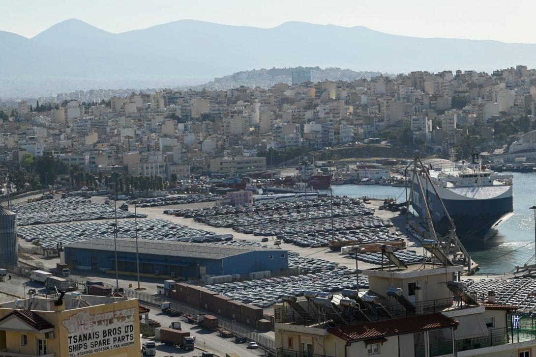 Πυρκαγιά σε πλοίο στη προβλήτα του Περάματος 