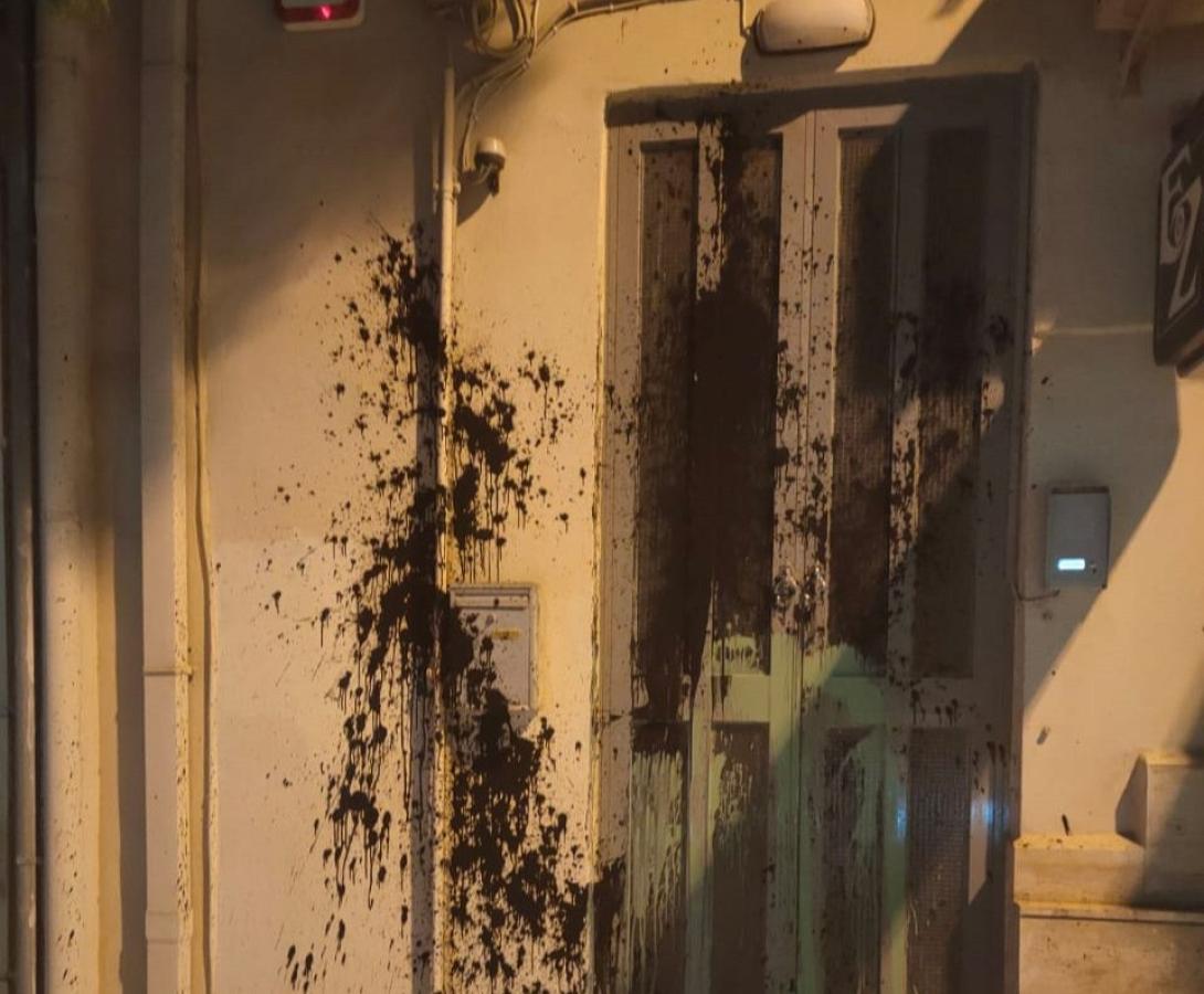 Πέταξαν μπογιές στο πολιτικό γραφείο του Βασίλη Διγαλάκη