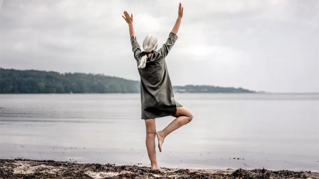 ανδρας στεκεται στο ενα ποδι