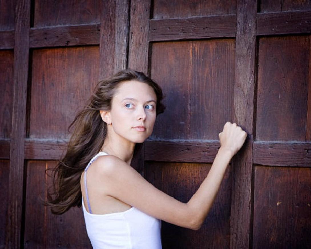 γυναίκα χτυπάει ξύλο