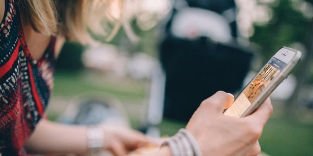 γυναίκα κινητό