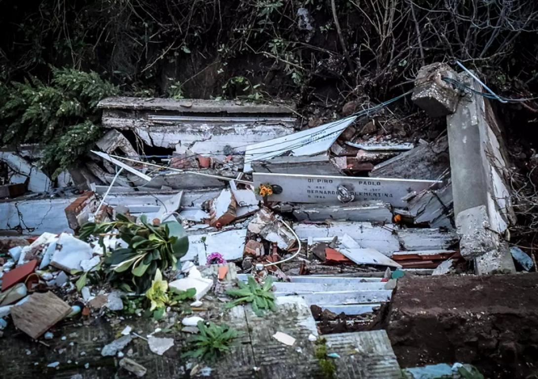 Κατέρρευσε νεκροταφείο λόγω κακοκαιρίας