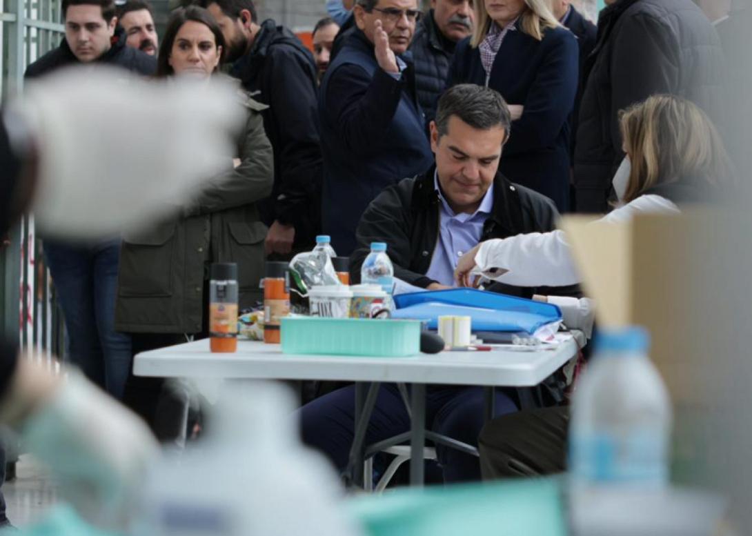 Με συγγενείς θυμάτων στη Λάρισα ο Αλέξης Τσίπρας - Έδωσε αίμα για τους τραυματίες