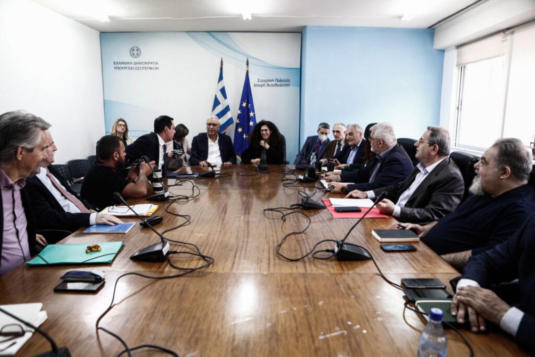Διακομματική για debate