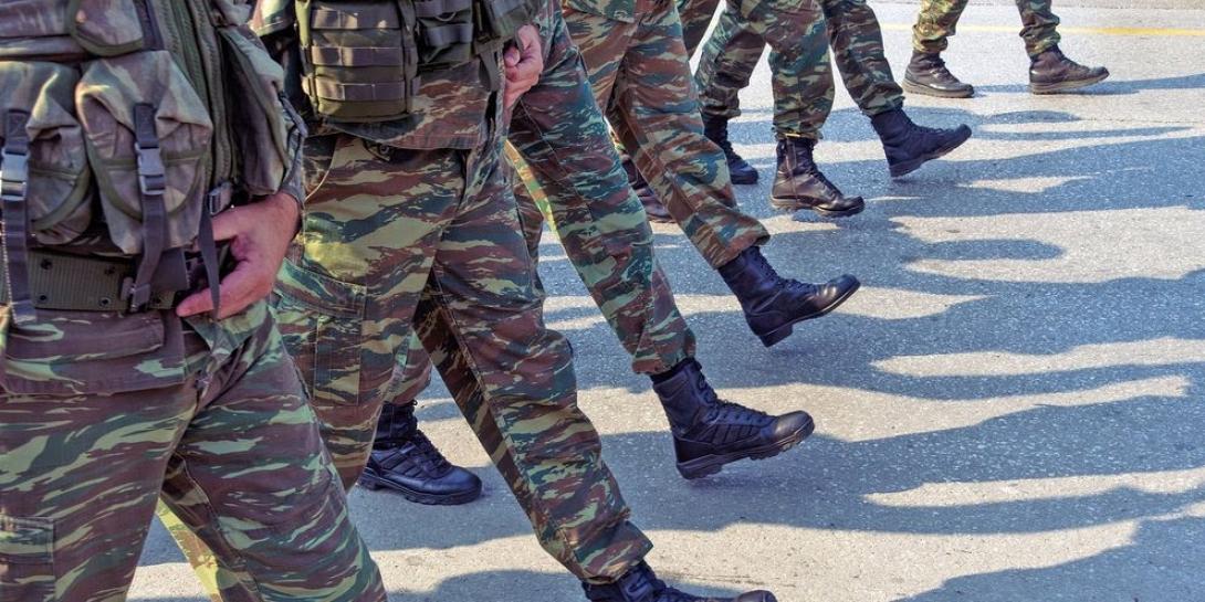 στρατιωτικός