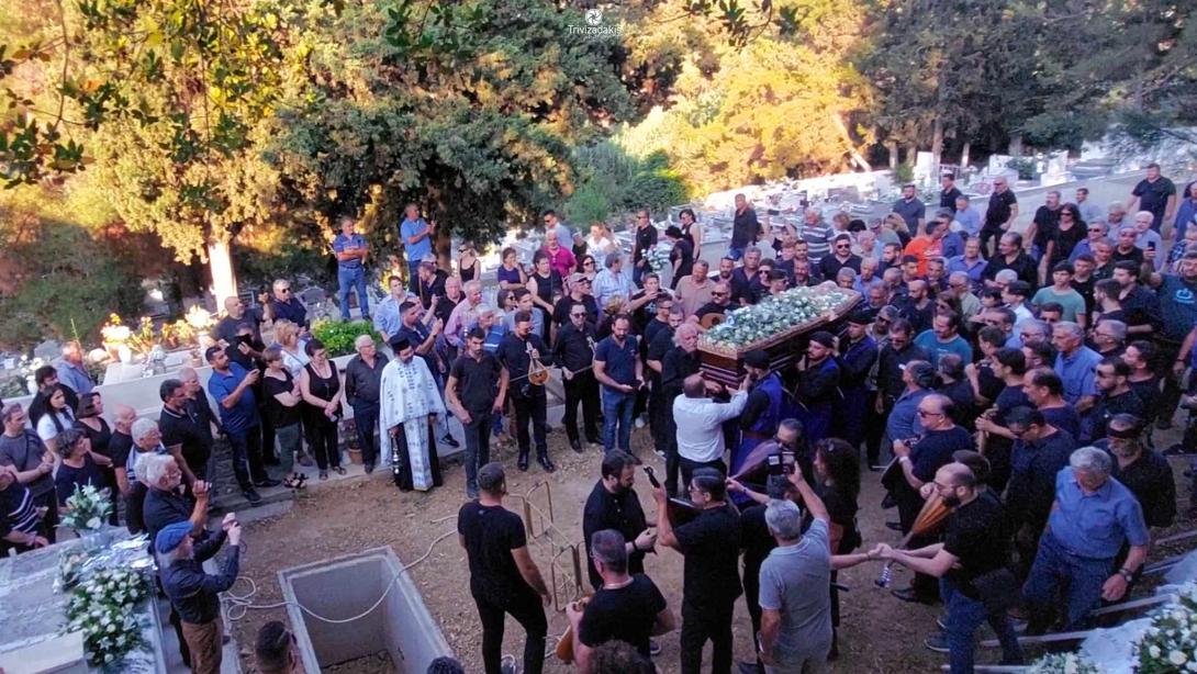 Σε κλίμα οδύνης και υπό τους ήχους τη λύρας το "τελευταίο αντίο" στον Ζαχαρίας Μελεσανάκη