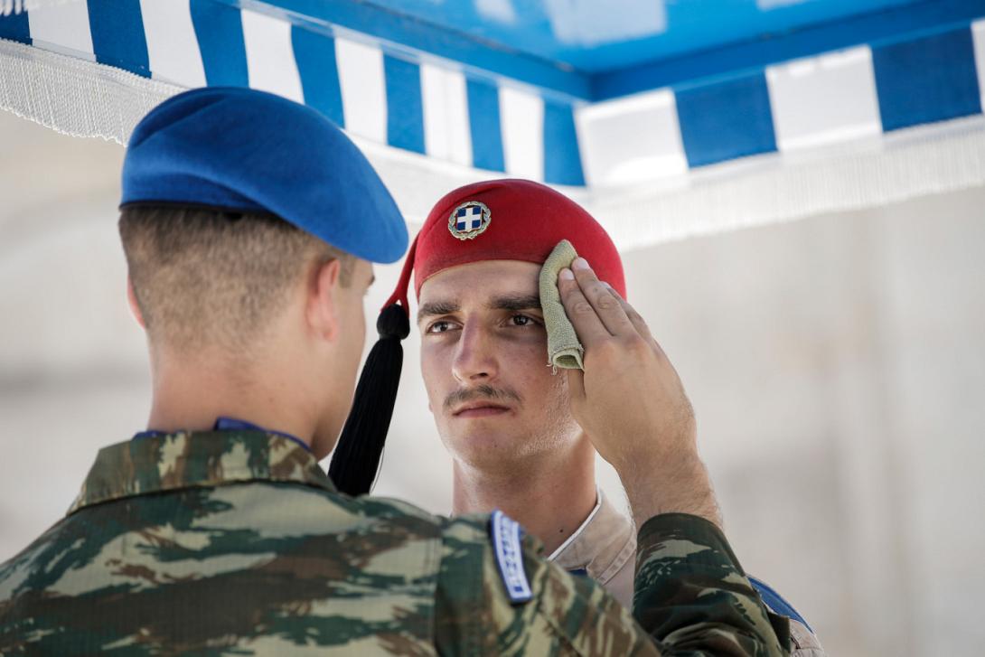 Καύσωνας: Σκουπίζουν τον ιδρώτα των ευζώνων στο Μνημείο του Άγνωστου Στρατιώτη