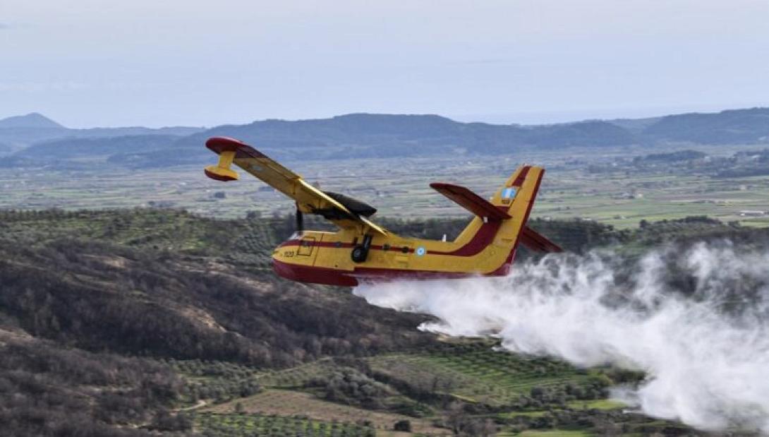 Ακόμη και εκτός της ολομέλειας, σε γραφεία αλλά και στο καφενείο της Βουλής ήταν ανοιχτές οι τηλεοράσεις με βουλευτές και στελέχη να παρακολουθούν τις ζωντανές μεταδόσεις.
