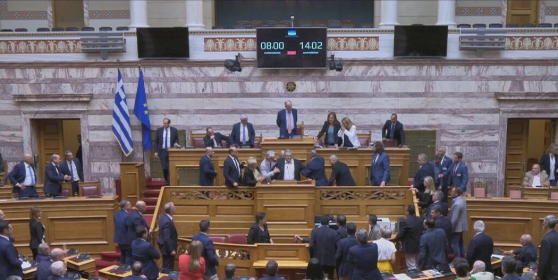 Προσωρινή διακοπή της συνεδρίασης της Βουλής λόγω προβλήματος υγείας του Δ. Κουτσούμπα