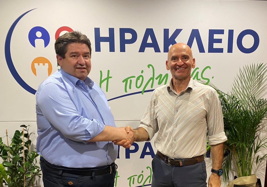 Ο Γιώργος Μοσχοβάκης στο πλευρό του Μιχάλη Καραμαλάκη