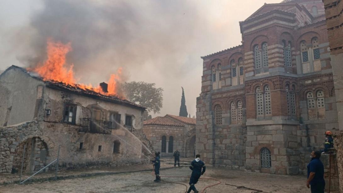 Στις φλόγες το ιστορικό Μοναστήρι του Οσίου Λουκά